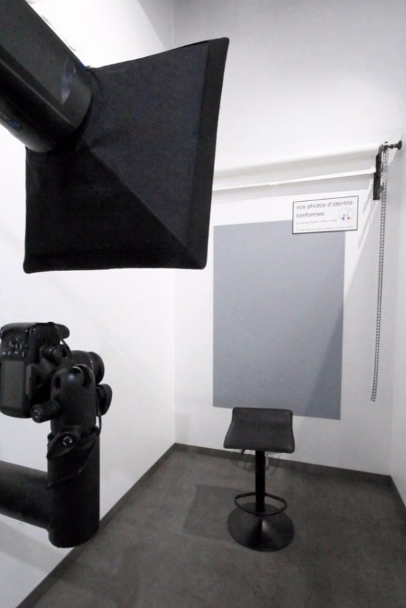 Espace dédié aux photos d’identité chez Studio Iris au Mans.